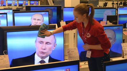 Präsident Wladimir Putin wird im Fernsehen übertragen (Archivbild),
