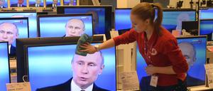 Präsident Wladimir Putin wird im Fernsehen übertragen (Archivbild),