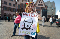 Ist der Ruf erst ruiniert... Ukrainer in Frankfurt demonstrieren gegen die russische Politik.