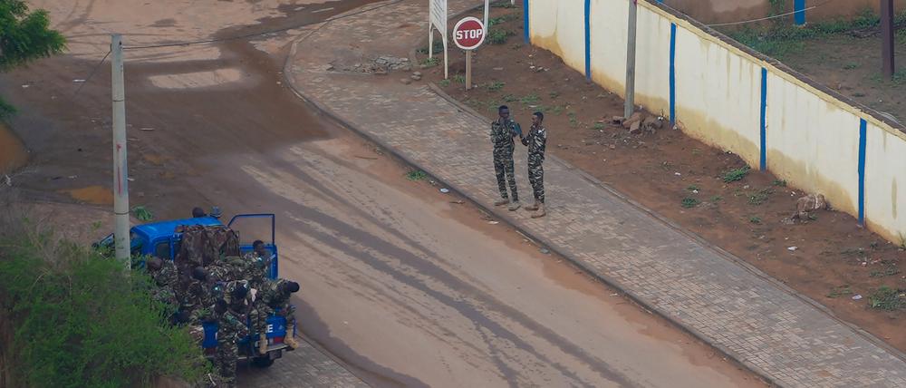 29.07.2023, Niger, Niamey: Nigerianische Gendarmen sorgen für Sicherheit.
