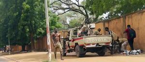 Soldaten stehen auf der Straße (Videostandbild). Das Militär im Niger hat erklärt, die Forderung der Putschisten nach einem Ende der Amtszeit von Präsident Bazoum zu unterstützen. 