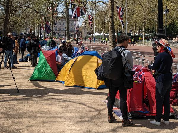 Rund 30 Zelte stehen inzwischen entlang der Prachtstraße The Mall.