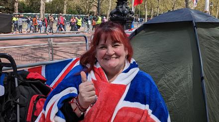 Faye Nicholson campt vor dem Buckingham Palace bis zur Krönung von Charles.