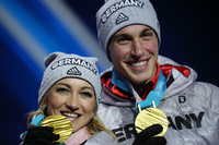 Am Ziel ihrer Träume: Aljona Savchenko und Bruno Massot mit der Goldmedaille (Gold)
