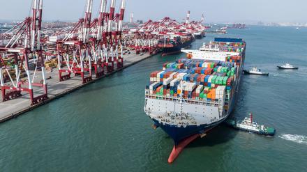 Ein Containerschiff legt vom Exportterminal im Qingdao Hafen ab.