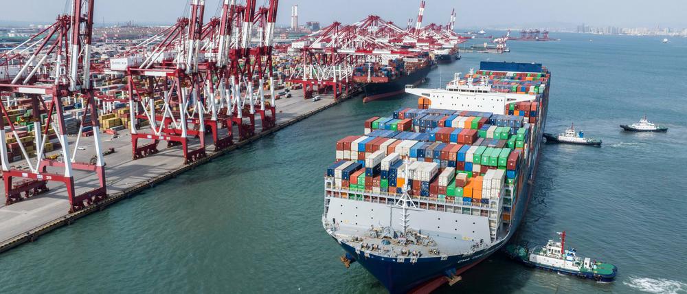 Ein Containerschiff legt vom Exportterminal im Qingdao Hafen ab.