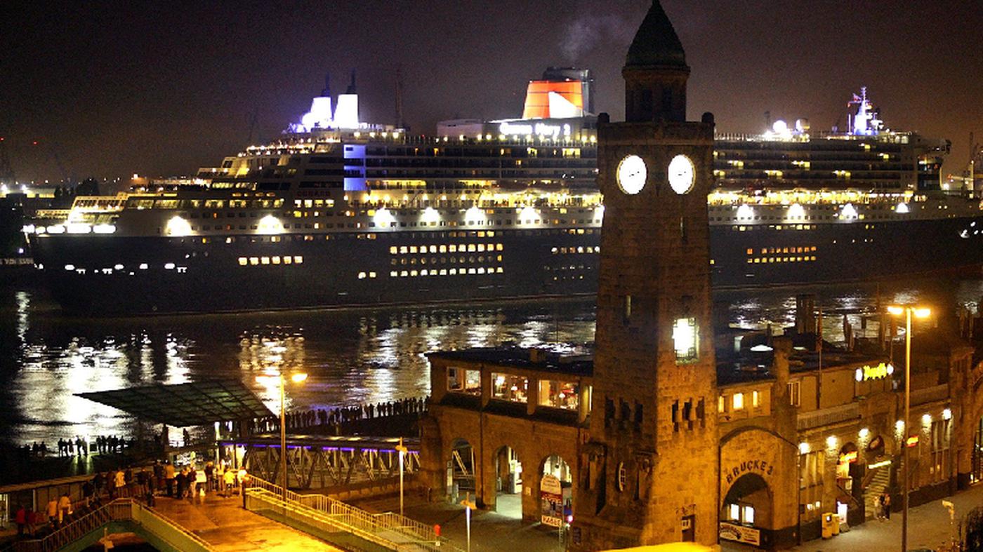 Schifffahrt "Queen Mary 2" im Hamburger Hafen