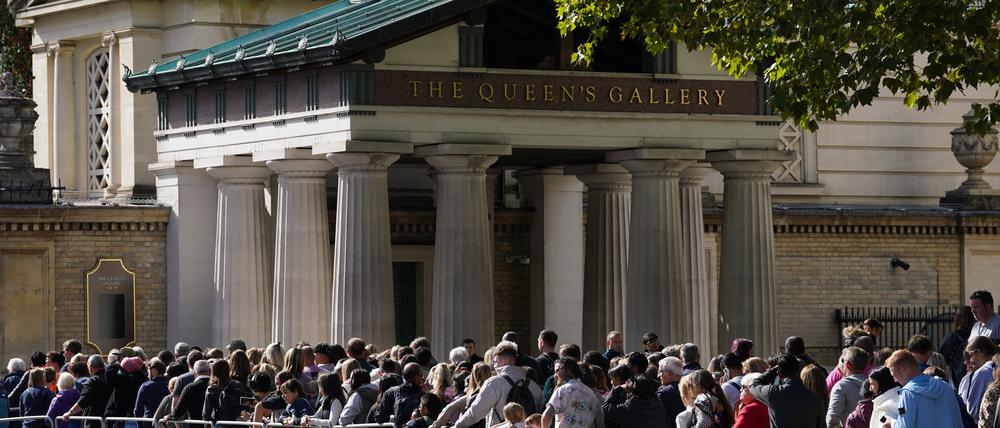 Trauernde stehen vor der Queen’s Gallery in einer Warteschlange, um bei der Aufbahrung von der verstorbenen Königin Elizabeth II. Abschied zu nehmen (Archivbild). 