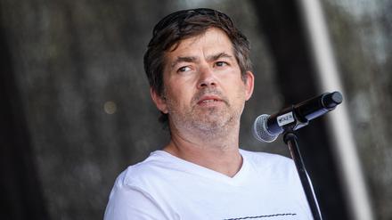 Michael Ballweg, Initiator der „Querdenken“-Bewegung, spricht 2020 bei einer Protestkundgebung.