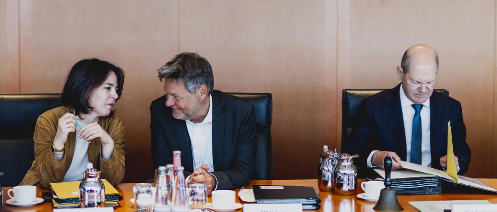 Bundeskanzler Olaf Scholz (SPD), Robert Habeck (Bündnis 90/Die Grünen) und Annalena Baerbock (Bündnis 90/Die Grünen) im Rahmen der wöchentlichen Sitzung des Kabinetts in Berlin.