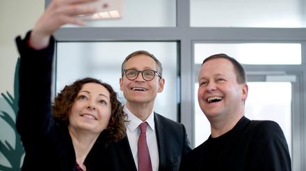 Der Regierende Bürgermeister Müller, Wirtschaftssenatorin Ramona Pop und Kultursenator Klaus Lederer bei einem gemeinsamen Selfie.