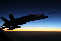 Australische Kampfflugzeuge bei ihrem ersten Einsatz gegen den Islamischen Staat in Syrien. Auch in Deutschland hat nun eine Debatte über eine Beteiligung der Bundeswehr an der Mission begonnen.