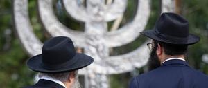 Zwei Rabbis stehen neben einem Mahnmal zum Gedenken an die Opfer des Holocausts in Kiew (Symbolbild). 