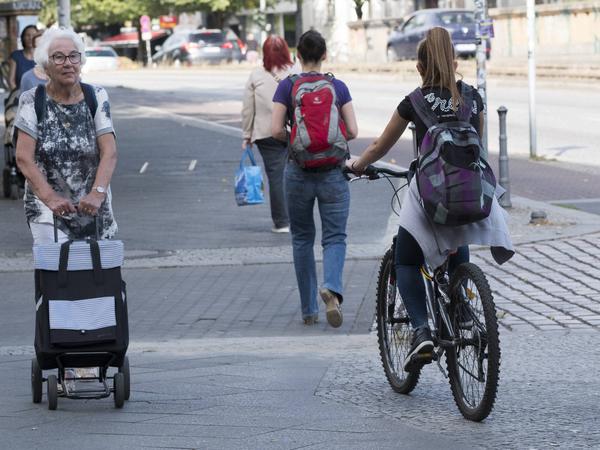 Räder und Roller gegen Fußgänger: „Der Mischverkehr auf Gehwegen ist eine  Katastrophe“