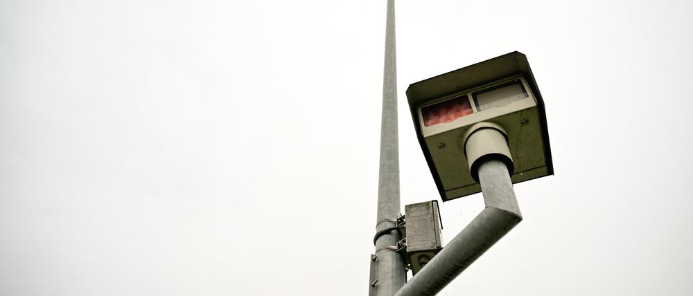 Eine Radarfalle steht an einer Straße. In Italien werden künftig keine Blitzerfotos mehr verschickt. 