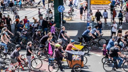 Mehrere Tausend Fahrradfahrer protestieren mit einer Fahrraddemonstration gegen die Verkehrspolitik des Berliner Senats.