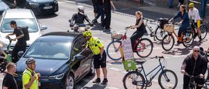 Mehrere tausend Fahrradfahrer protestieren mit einer Fahrraddemonstration gegen die Verkehrspolitik des Berliner Senats. 