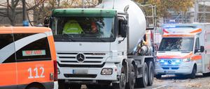 Ein Betonmisch-Fahrzeug steht an der Bundesallee in Berlin-Wilmersdorf, wo eine Radfahrerin bei dem Verkehrsunfall mit einem Lastwagen lebensgefährlich verletzt wurde.