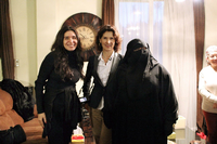 RTL-Reporterin Antonia Rados (M.) mit zwei Schwestern, die nicht unterschiedlicher sein könnten: Dina (l.), ist Ägyptens bekannteste Bauchtänzerin. , Rita ist Salafistin.  