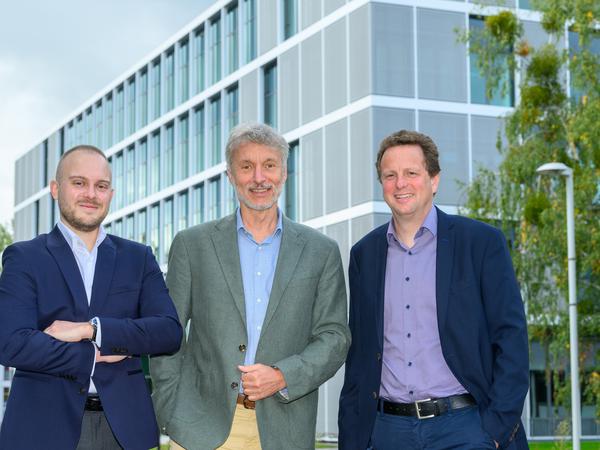 Radosław Wesołowski (links), Michael Bader (Mitte) und Edgar Specker (rechts) haben ein Pharma-Start-up gegen einen erhöhten Serotoninspiegel gegründet. 