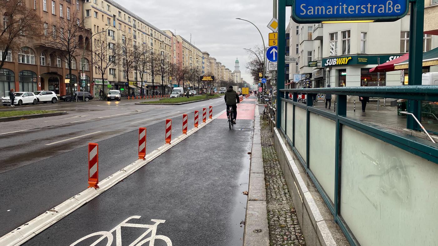 New protected cycle path opened in Frankfurter Allee residents are