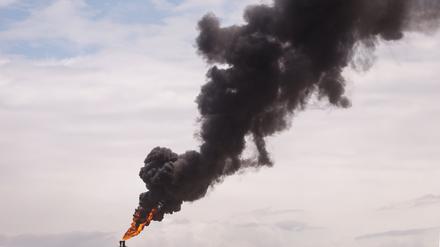 Überschüssiges Gas wird am Industriepark für Erdöl und Petrochemie „Jose Antonio Anzoategui“ verbrannt. 