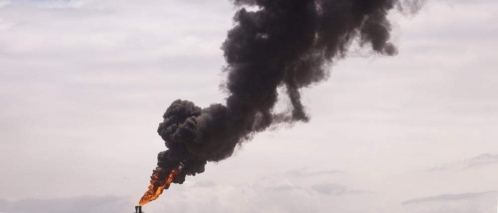 Überschüssiges Gas wird am Industriepark für Erdöl und Petrochemie „Jose Antonio Anzoategui“ verbrannt. 