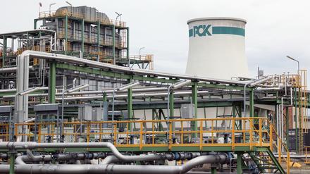  Ein Turm mit einem «PCK»-Logo ist auf dem Gelände der Raffinerie PCK zu sehen.