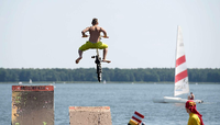 Flucht ins Wasser. Ein junger Mann springt bei der sogenannten «Müggel Mortale» mit einem BMX-Rad von einer Rampe in den Müggelsee.