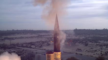 Ein vom israelischen Verteidigungsministerium am 03. Januar 2014 zur Verfügung gestelltes Foto zeigt eine «Arrow-3»-Abfangrakete, die am Morgen des 03. Januar 2014 von einem israelischen Militärstützpunkt an einem ungenannten Ort an der Mittelmeerküste startet. 