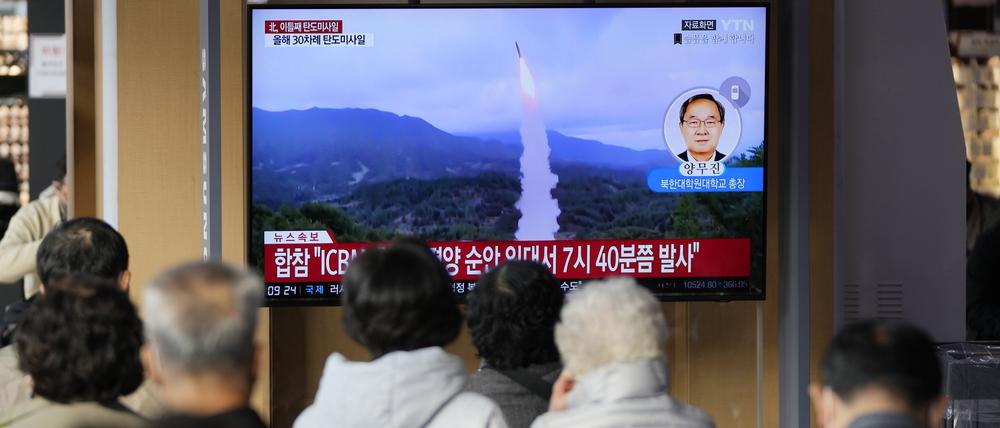 Auf einem Fernsehbildschirm im Bahnhof wird eine Nachrichtensendung mit Filmmaterial über den nordkoreanischen Raketenstart gezeigt.