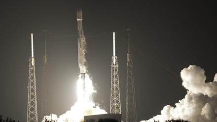 Eine Falcon 9-Rakete des US-Raumfahrtunternehmens SpaceX startet vom Weltraumbahnhof Cape Canaveral.
