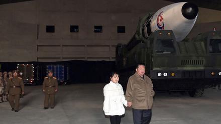 Kim Jong-Un (r.) neben seiner Tochter während weiterer Starts von Interkontinentalraketen vom Typ Hwasong-17.
