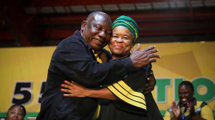 ANC-Präsident Cyril Ramaphosa nach seiner Wiederwahl mit der neu gewählten Schatzmeisterin Gwen Ramokgopa. 