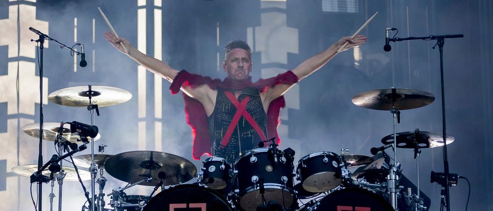  Christoph «Doom» Schneider, Schlagzeuger von Rammstein, tritt beim Konzert der Band im Rahmen der «Europe Stadion Tour 2019» im Olympiastadion auf.
