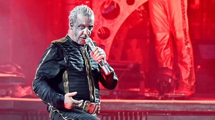 Rammstein-Sänger Till Lindemann bei einem Konzert in Düsseldorf.