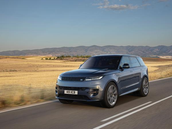 Den Range Rover Sport gibt es mit Mildhybrid- und Plug-in-Hybrid-Technik. Noch in diesem Jahr wird man den Range Rover Electric bestellen können.