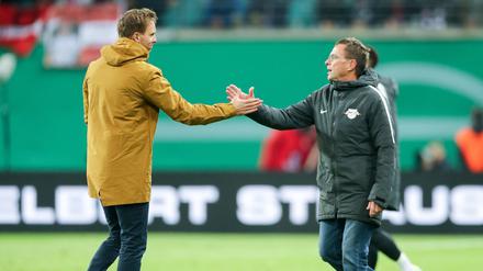 Die kennen sich: Ralf Rangnick (r.) und Julian Nagelsmann geben (l.) treffen nun als Nationaltrainer aufeinander. 