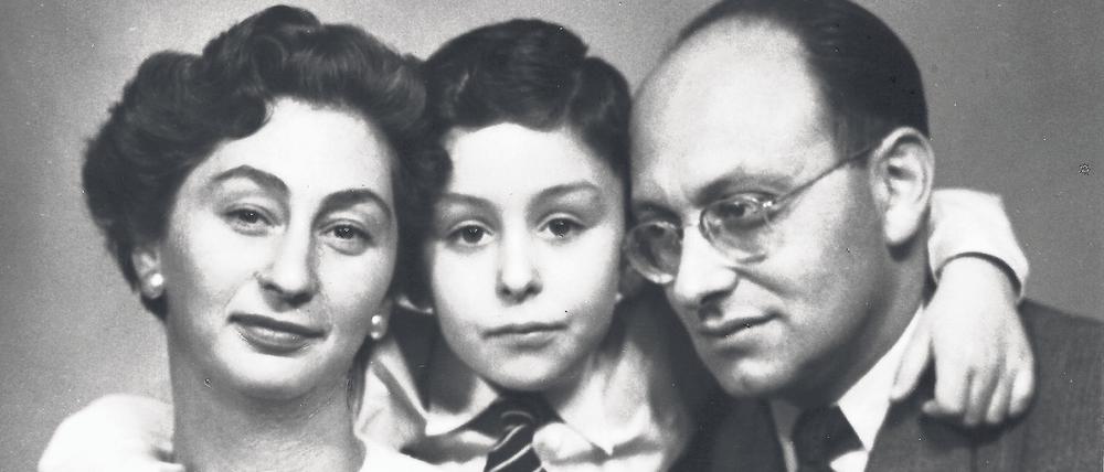 Andrew Ranicki mit Mutter Teofila und Vater Marcel, 1957 in Warschau.