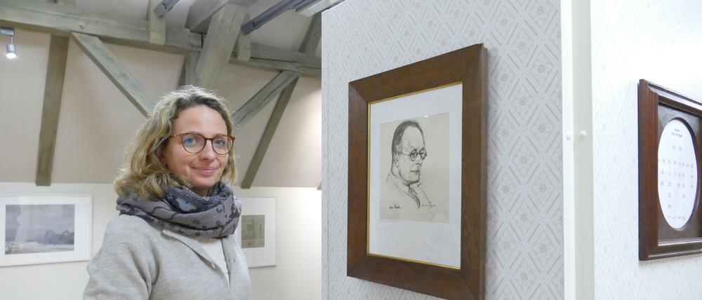 Franziska Siedler und eines ihrer Lieblingsstücke in der Ausstellung. Ein Porträt von Max Taut, das er selbst signiert hat. Es stammt von Emil Wilhelm Stumpp.