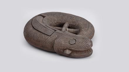 Die Holzschachtel in Form eines Welses stammt aus Nigeria, 19. Jahrhundert.