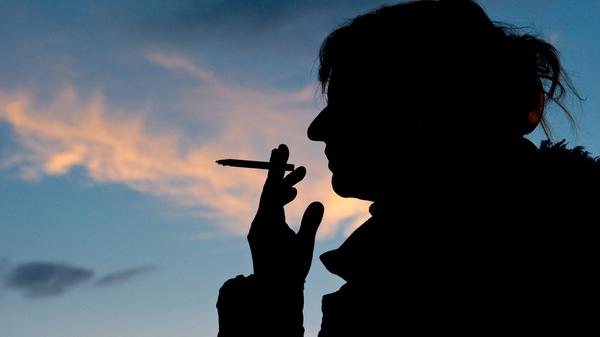 Eine Frau raucht am 26.05.2014 in Berlin eine Zigarette. Foto: Christoph Schmidt/dpa (zu dpa «Lungenkrebs bei Frauen nimmt weiter zu - Folge des Tabakkonsums» vom 29.05.2015) +++(c) dpa - Bildfunk+++