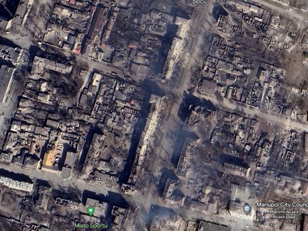 Rauch in einem zerstörten Gebiet von Mariupol