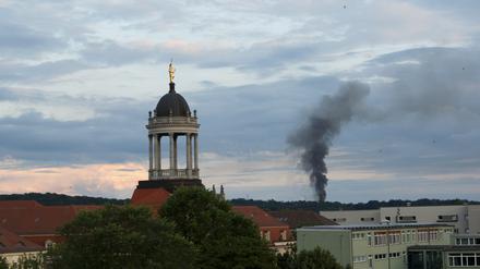 In Potsdam brannte am Samstagabend ein leerstehender Flachbau des Deutschen Wetterdienstes auf dem Telegrafenberg in der Templiner Vorstadt. Die Rauchsäule war weithin sichtbar.