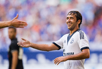 Raul beruhigte mit seinem Tor zum 1:0 auch die letzten Zweifler am Schalker Weiterkommen.