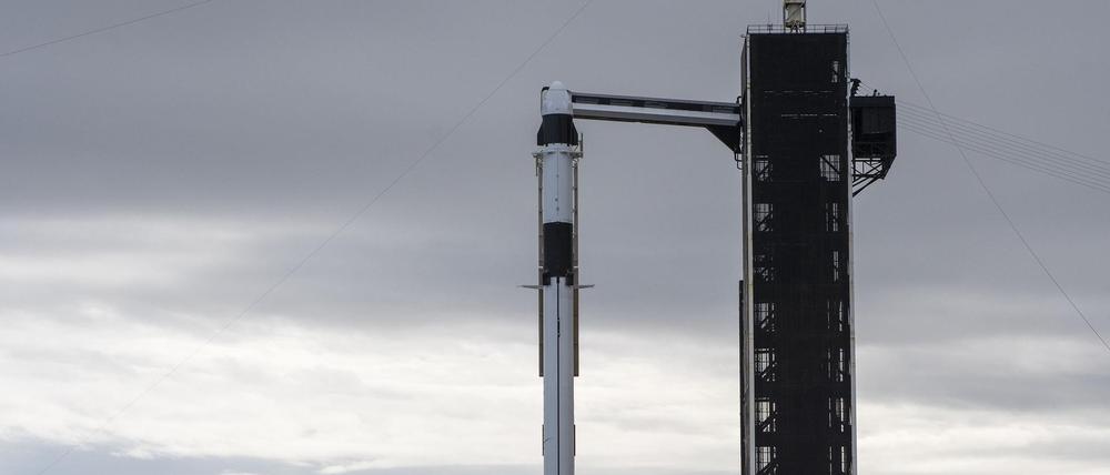 Eine SpaceX Falcon 9-Rakete mit dem Raumfrachter «Dragon» an der Spitze wird im Nasa Kennedy Space Center aufgerichtet.