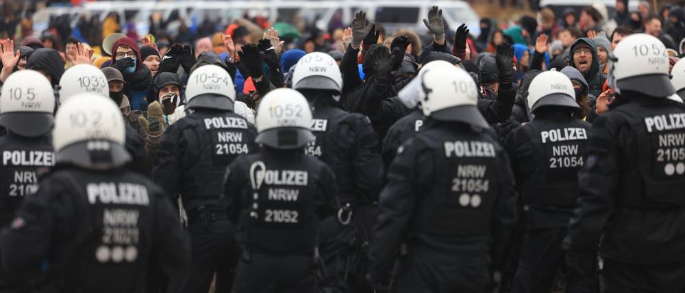 Polizisten und Demonstranten bei einer Demonstration in Lützerath