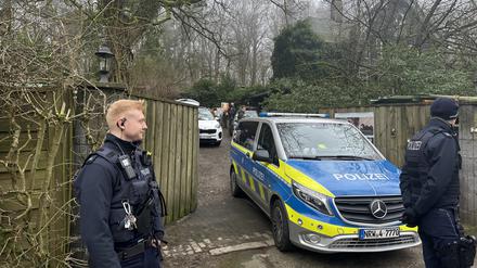 Polizeikräfte stehen vor einem Anwesen in Wuppertal, wo bei einer Razzia illegale Waffen und Munition gefunden werden. 