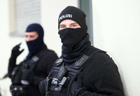 200 Polizisten führen am frühen Morgen in Berlin eine Razzia gegen ein Islamisten-Netzwerk durch. Es geht um die Organisatoren und Anhängern der radikal-salafistischen Vereinigung "Die wahre Religion".