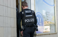 Ein Polizist betritt am 21.04.2016 ein Büro einer Pflegefirma in Berlin. Mit einem Großaufgebot von Beamten ist die Berliner Polizei gegen organisierten Betrug bei Pflegeabrechnungen vorgegangen. Foto: Paul Zinken/dpa (zu dpa "Razzia gegen betrügerischen Pflegedienst in Berlin" vom 21.04.2016) +++(c) dpa - Bildfunk+++